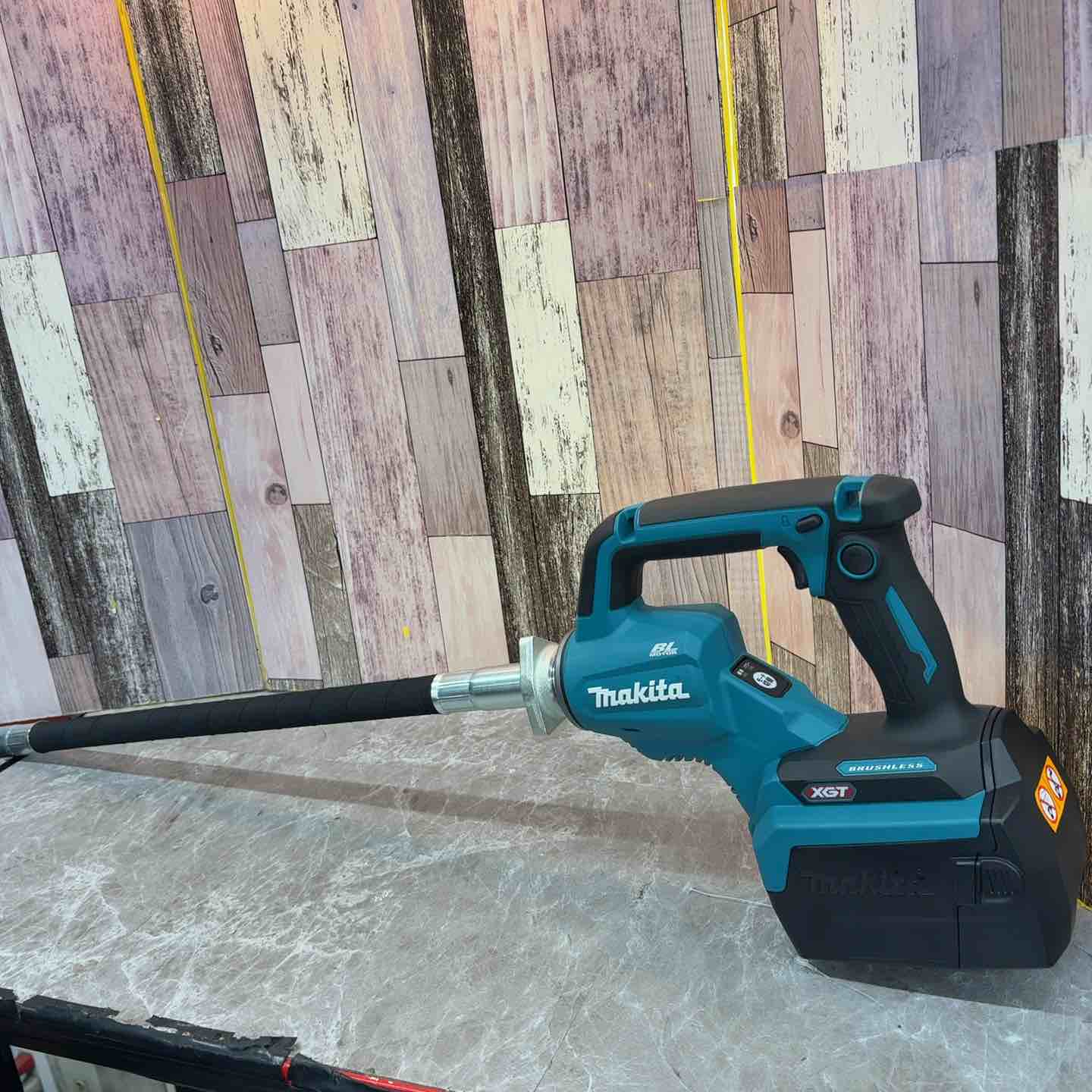 マキタ充電式コンクリートバイブレータ VR350D