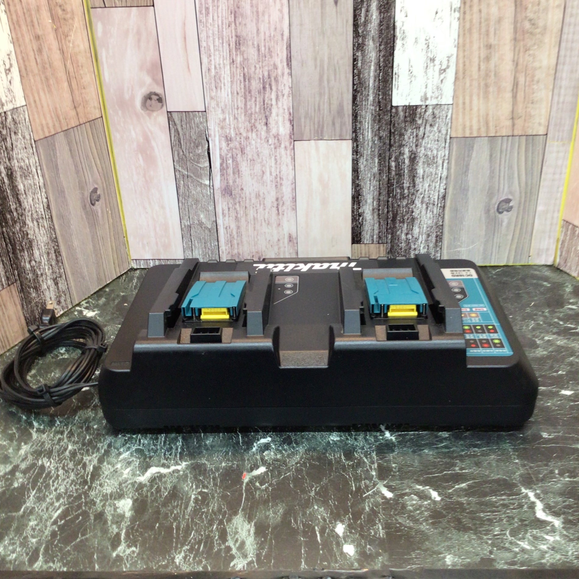 【中古美品】マキタ　2口充電器　DC18RD【ハンズクラフト熊本けやき通り店】 DC18RD｜マキタ｜2口急速充電器 14.4V／18V対応｜ベストパーツ