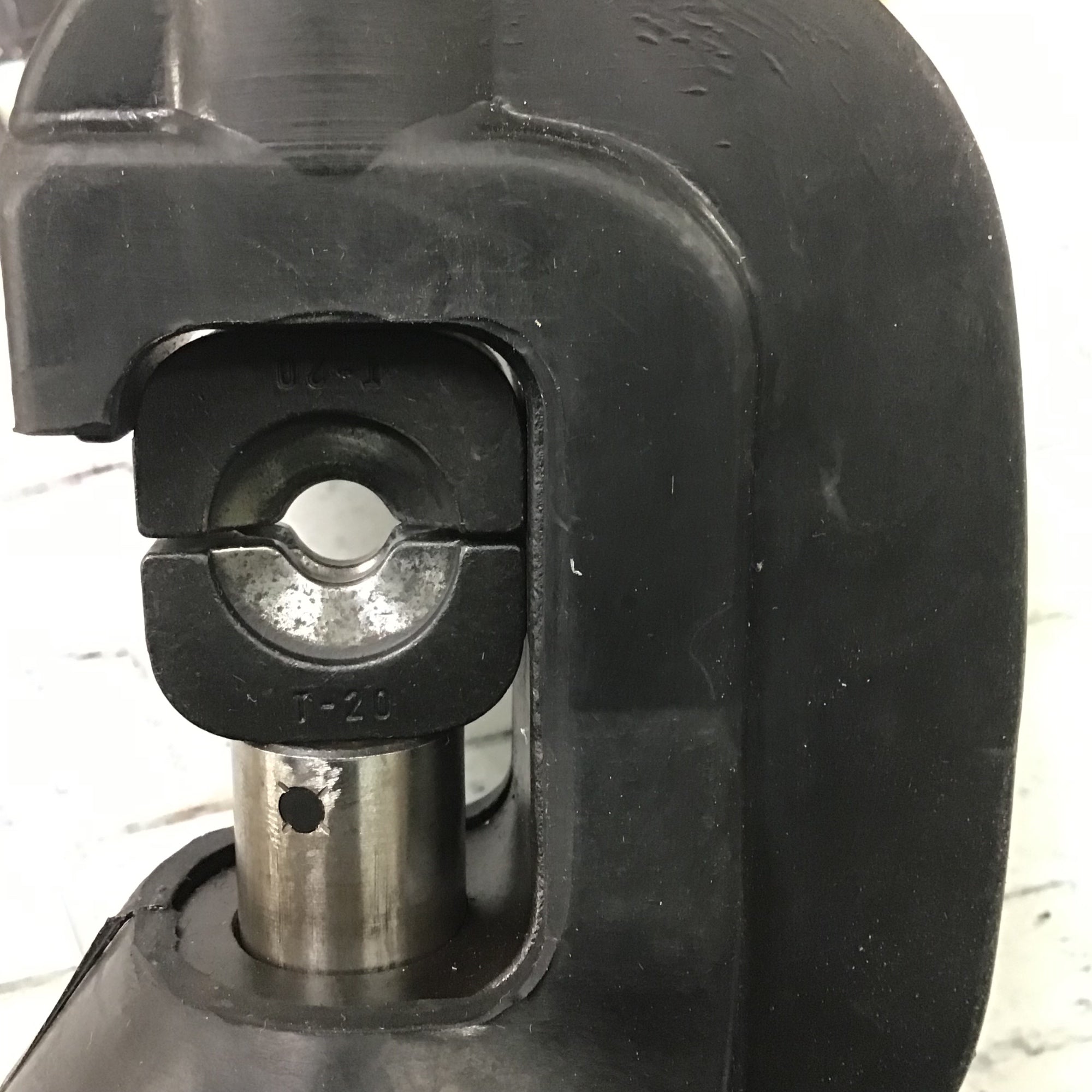 〇泉精器(IZUMI) 手動油圧式圧着圧縮工具 15号B【町田店】 – アクト