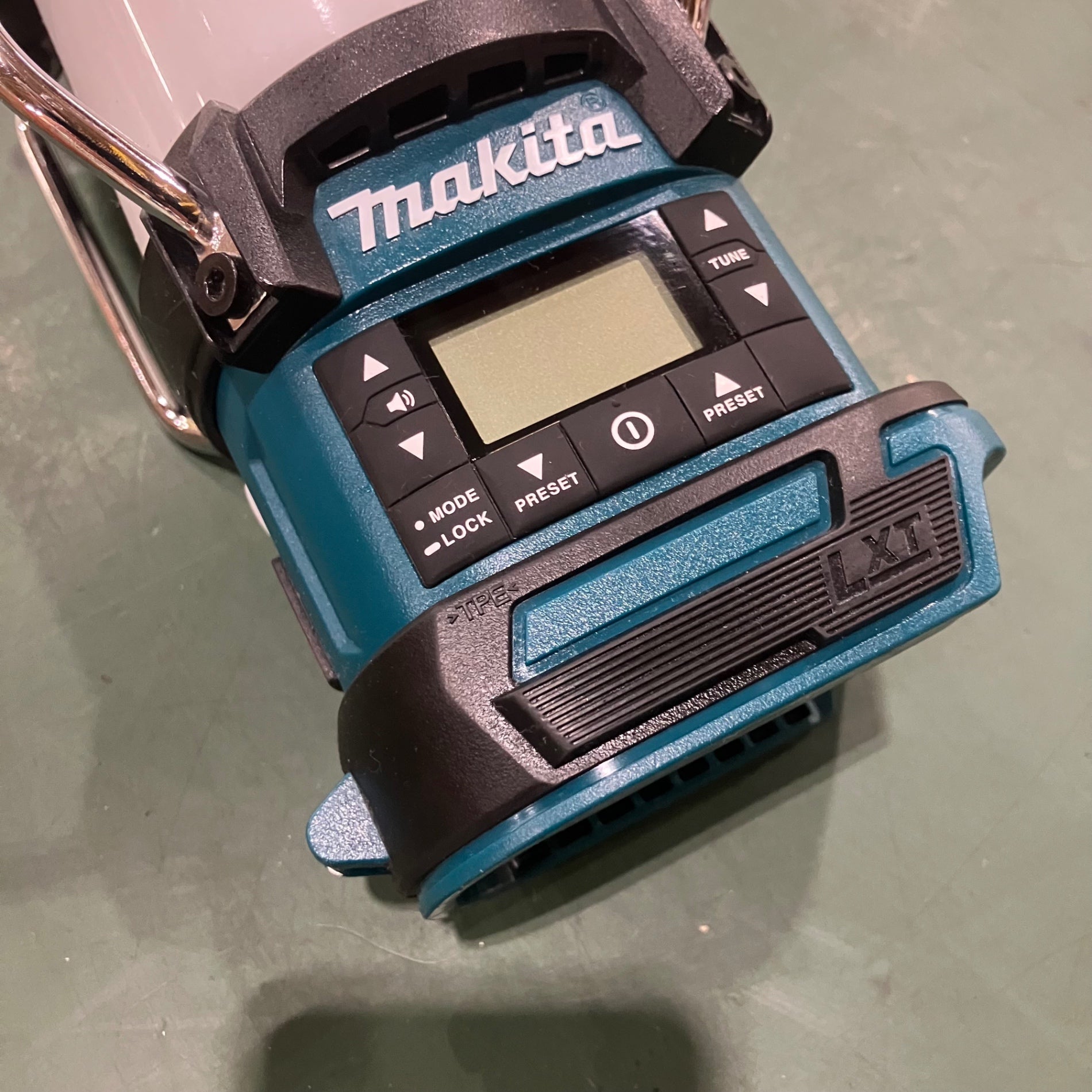 【美品】★マキタ(makita) コードレスランタン付きラジオ MR054【川口店】 ☆マキタ(makita) コードレスランタン付きラジオ MR054【川口店
