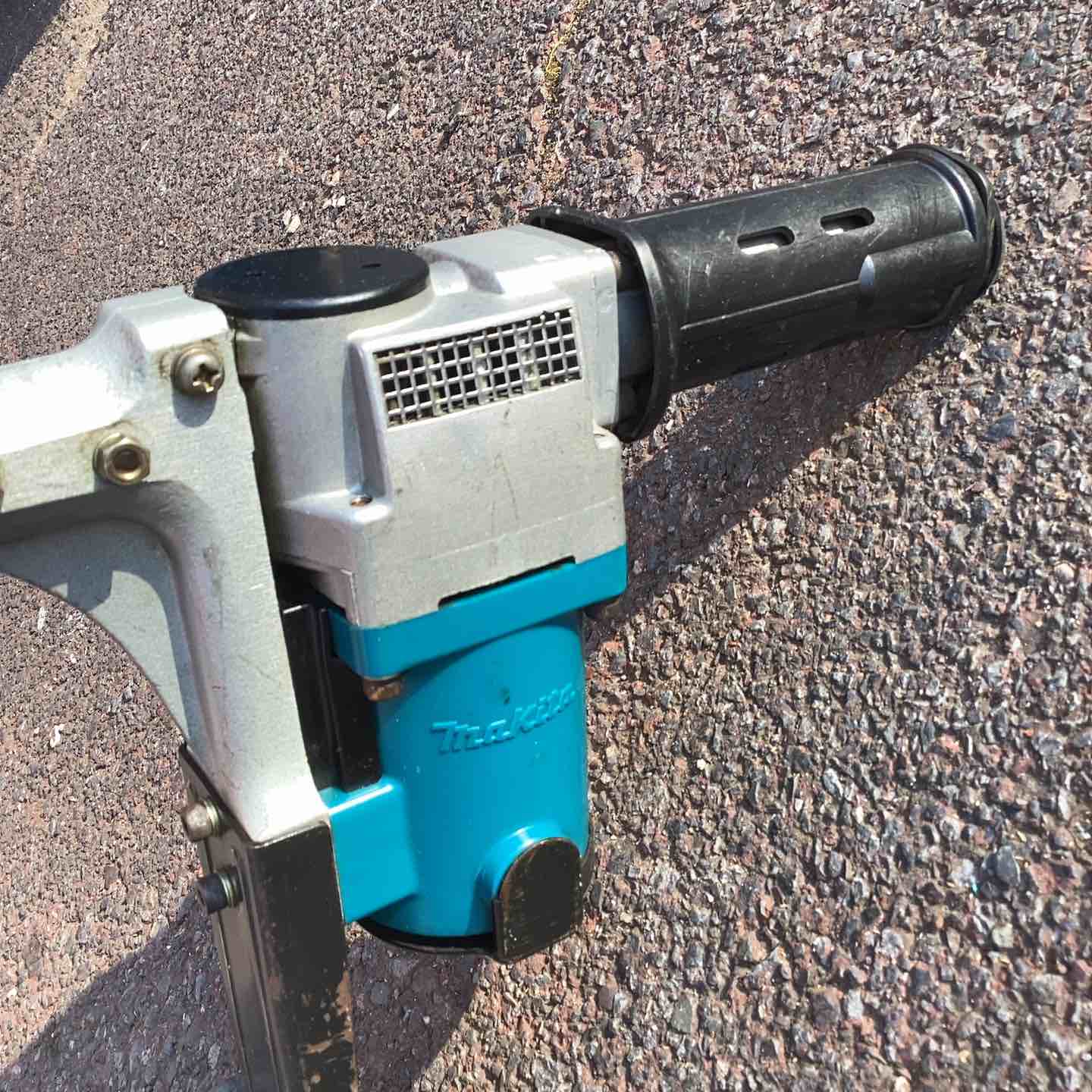★マキタ(makita) 電動ケレン ロングハンドルタイプ HK1800L【越谷店】 ☆マキタ(makita) 電動ケレン ロングハンドルタイプ HK1800L【越谷店