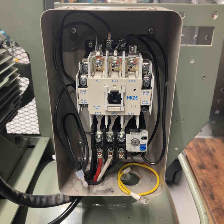 【動作未確認 店頭受取り限定】日立産機三相【400V】7.5馬力5.5OP-9.5GB5 50Hz電源を繋げる線とスイッチ、メーター欠品④【戸田店】