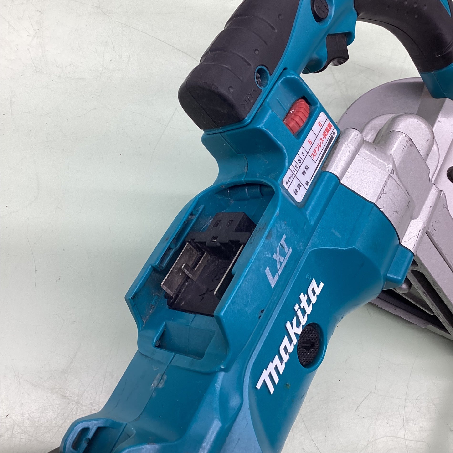 マキタ　バンドソー　中古　PB180DZ マキタ（makita） 充電式ポータブルバンドソー PB180DZ 本体のみ 18V