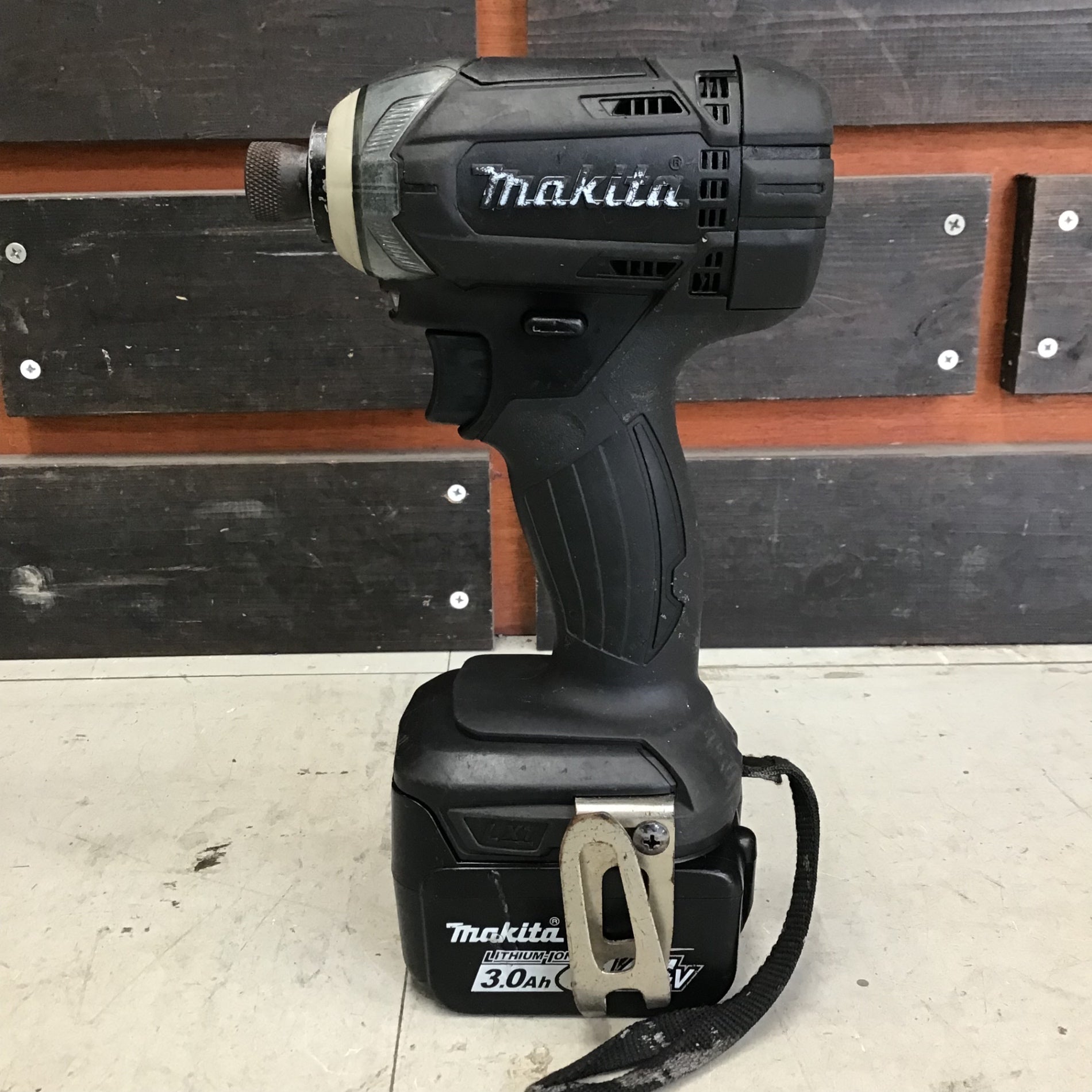 中古品 ]☆ マキタ 14,4V インパクトドライバ ーTD132DRFXB中古 