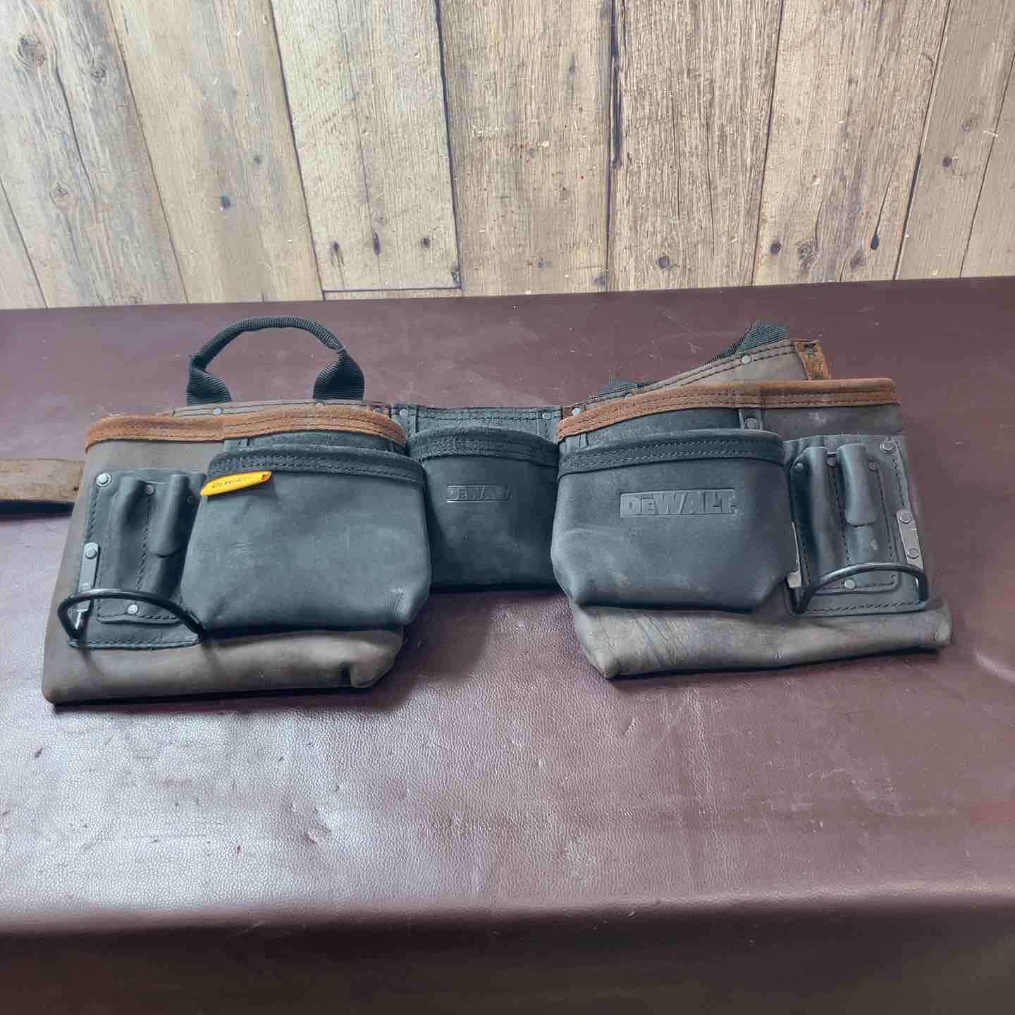 中古品】 デウォルト(DeWALT) 革製腰袋 【東大和店】 – アクトツール