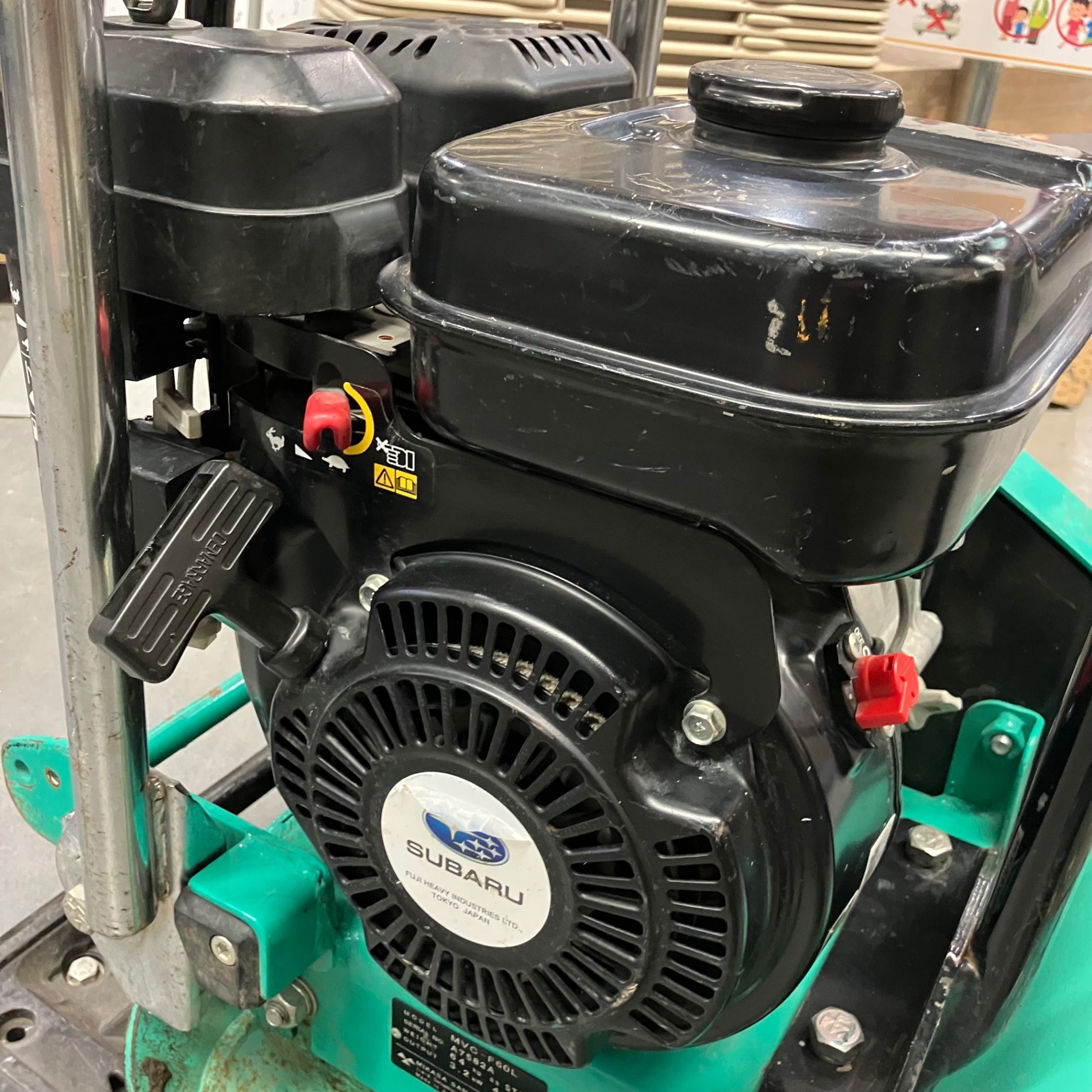 三笠産業プレートコンパクターMVC-Ｆ６０Ｌ 三笠 MVC-F60L(Crt) 回転式移動車付プレートコンパクター ウエダ金物
