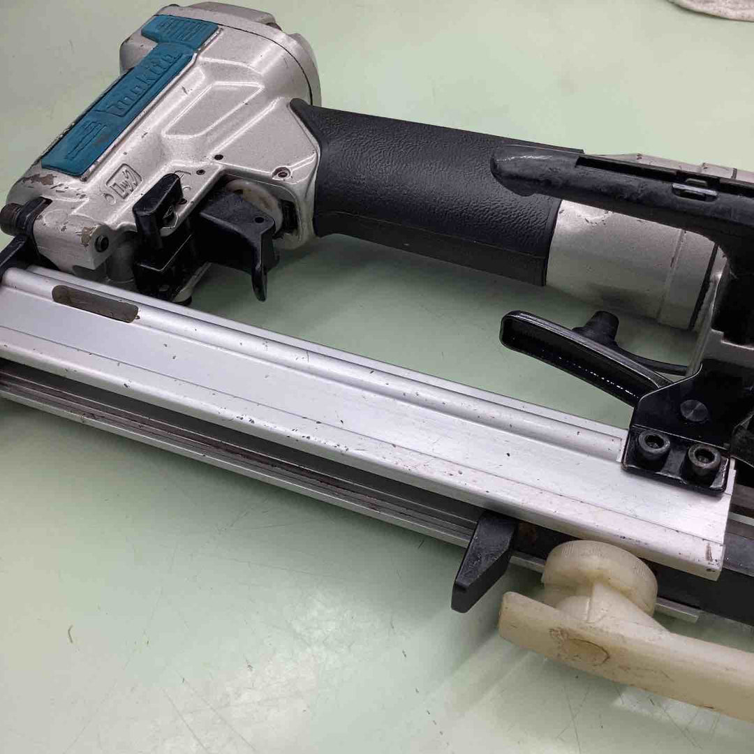 ◇マキタ(makita) 常圧エアタッカ  AT425A【越谷店】