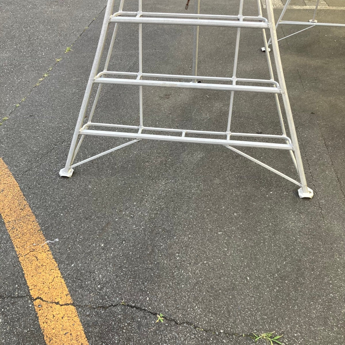 中古品/店頭受取り限定】メーカー不明 アルミ園芸三脚 10尺 園芸用 中古品/店頭受取り限定】メーカー不明 アルミ園芸三脚 10尺 園芸用