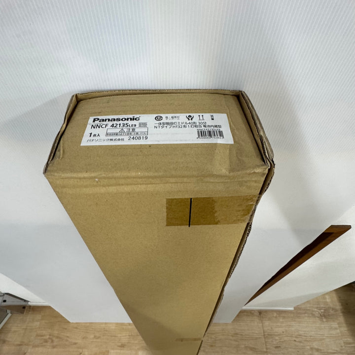 【未使用品】パナソニック(Panasonic) 一体型LED階段灯 NNCF42135LE9 電池内蔵 常時・非常用兼用 ミドルタイプ 幅1420mm×高160mm④【電材館越谷店】