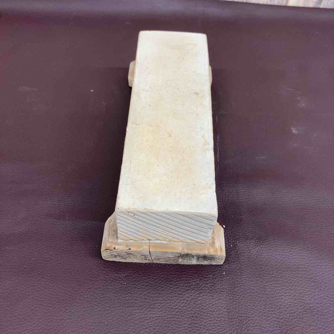 【超希少】 【中古美品】 【群馬沼田】 天然砥石 重量約1.4Kg(台座含む) 長さ約215ｘ幅約70ｘ高さ約42 研ぎ 刃物 大工 【東大和店】