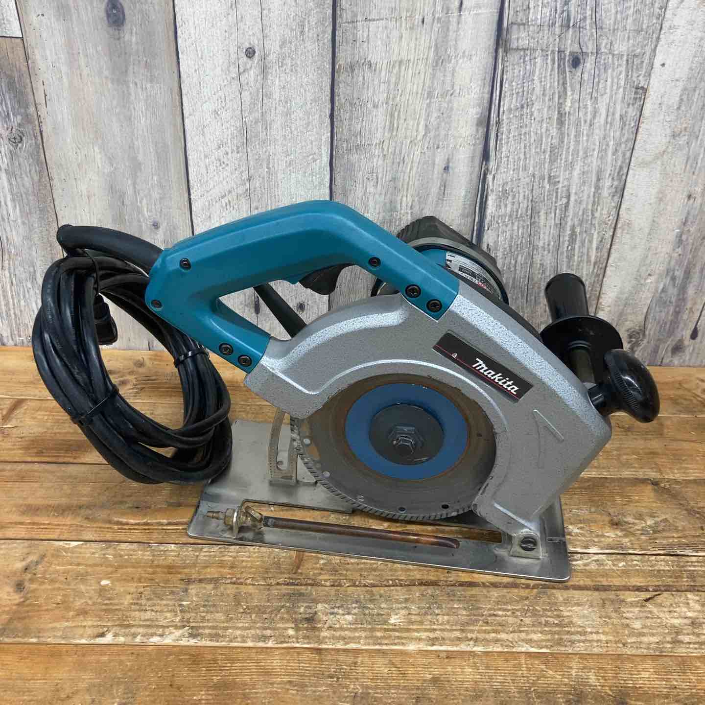 マキタ 180mmカッタ 4107R 給水装置仕様 中古品 マキタ 180mmカッタ 4107R 給水装置仕様 中古品