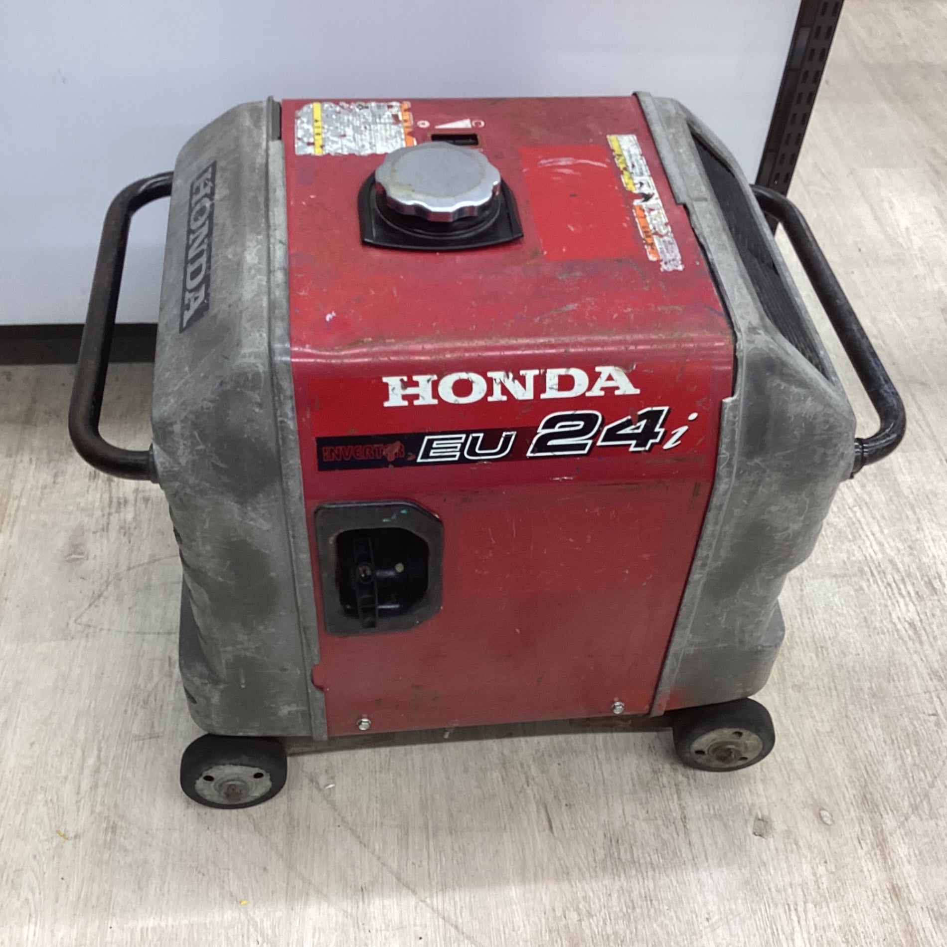 店頭受取り限定】ホンダ(HONDA) インバーター発電機 EU24i_車輪あり 連続運転 可能時間 約8.5h 動作確認済み 【川越店】 –  アクトツールオンラインショップ