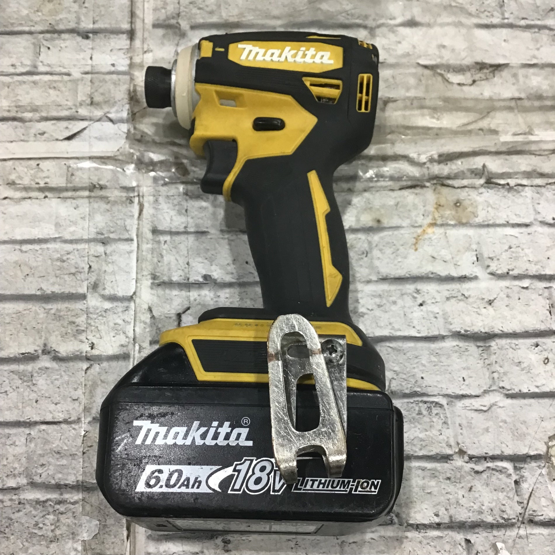 マキタmakitaインパクトドライバー TD172DGXFY 使用時間少ない美