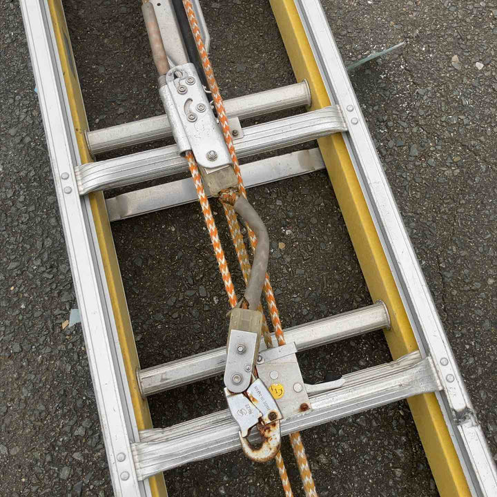 【店頭受取り限定】 ナカオ 2連伸縮はしご 軽太 LT-8.3 【鴻巣店】下から2段目付近に割れアリ ※現状品