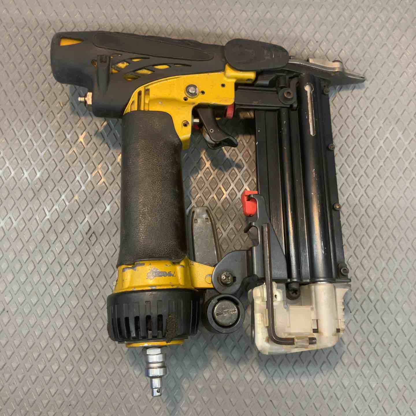 中古品】ハイコーキ(HIKOKI ※旧:日立工機) 高圧ピンネイラ NP45HM