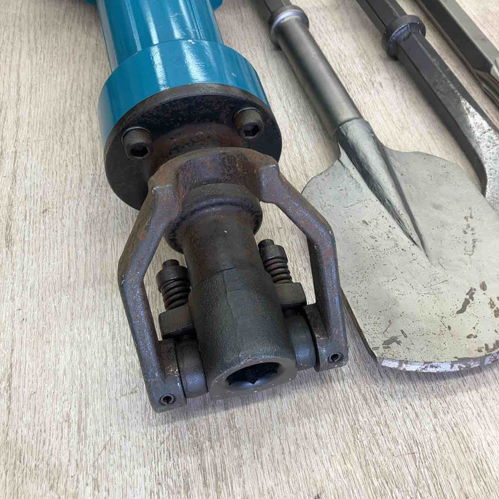 【店頭受取り限定】★マキタ(makita) 電動ハンマ HM1812 ブルポイント付き(写真参照)【川越店】