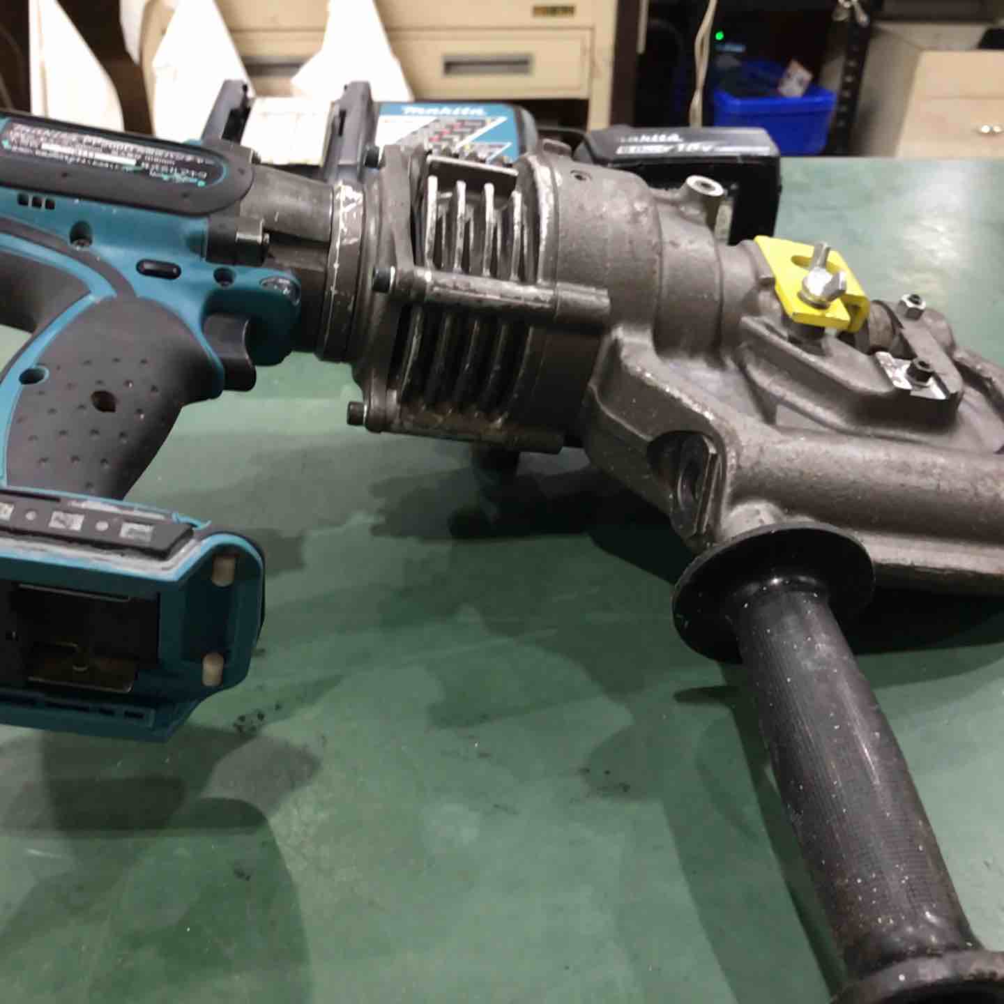 マキタ makita コードレスパンチャー PP200D 本体のみ コマなし【越谷店】 マキタ makita コードレスパンチャー PP200D 本体のみ コマなし