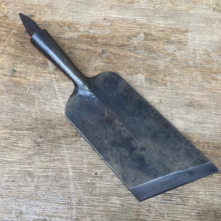 【中古品】作者・銘不明 イスカ鑿？ 下駄屋鑿？ 刻印有 刃幅62mm 柄無し【柏店】