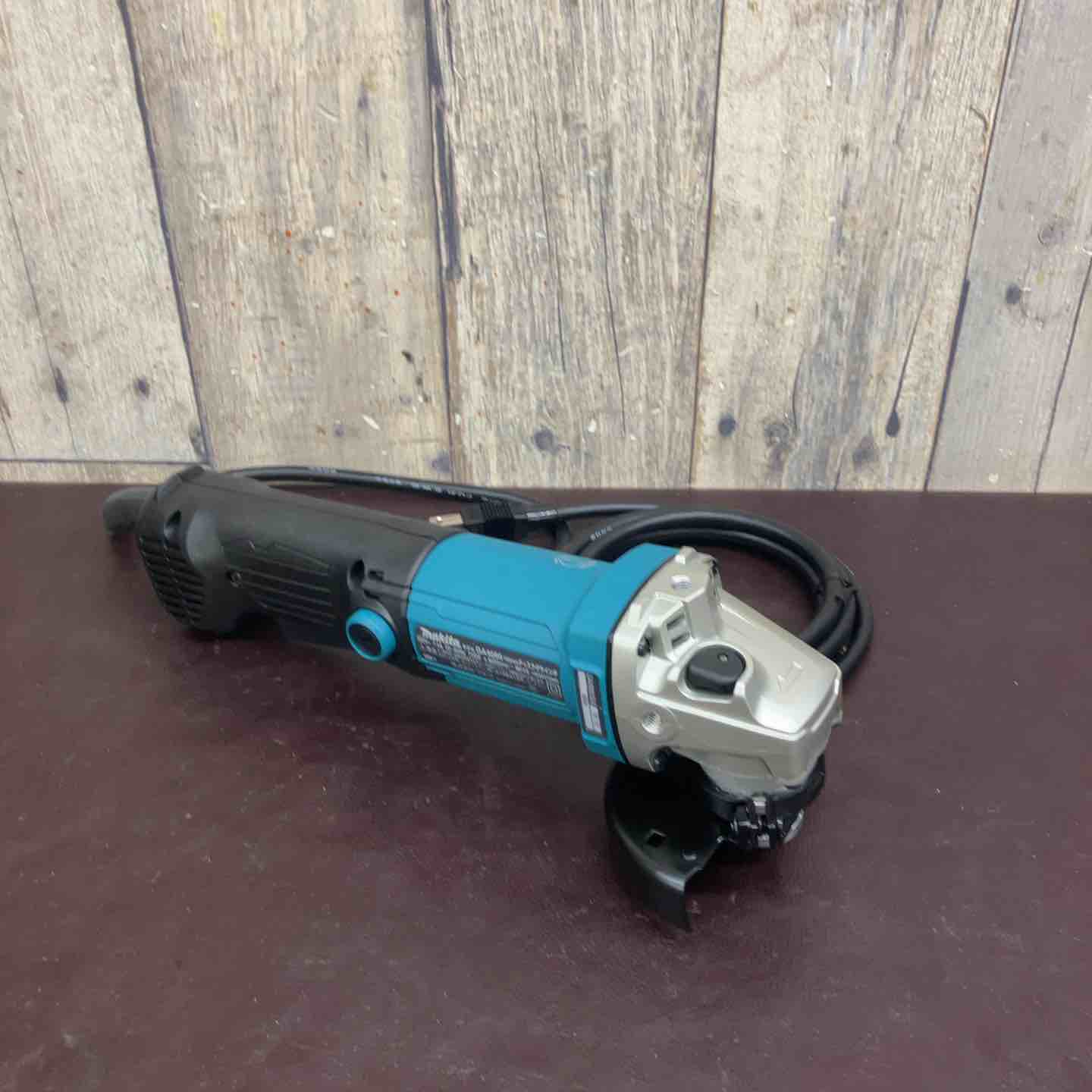 未使用(店頭展示品)】 マキタ(makita) 100mmディスクグラインダ GA4060