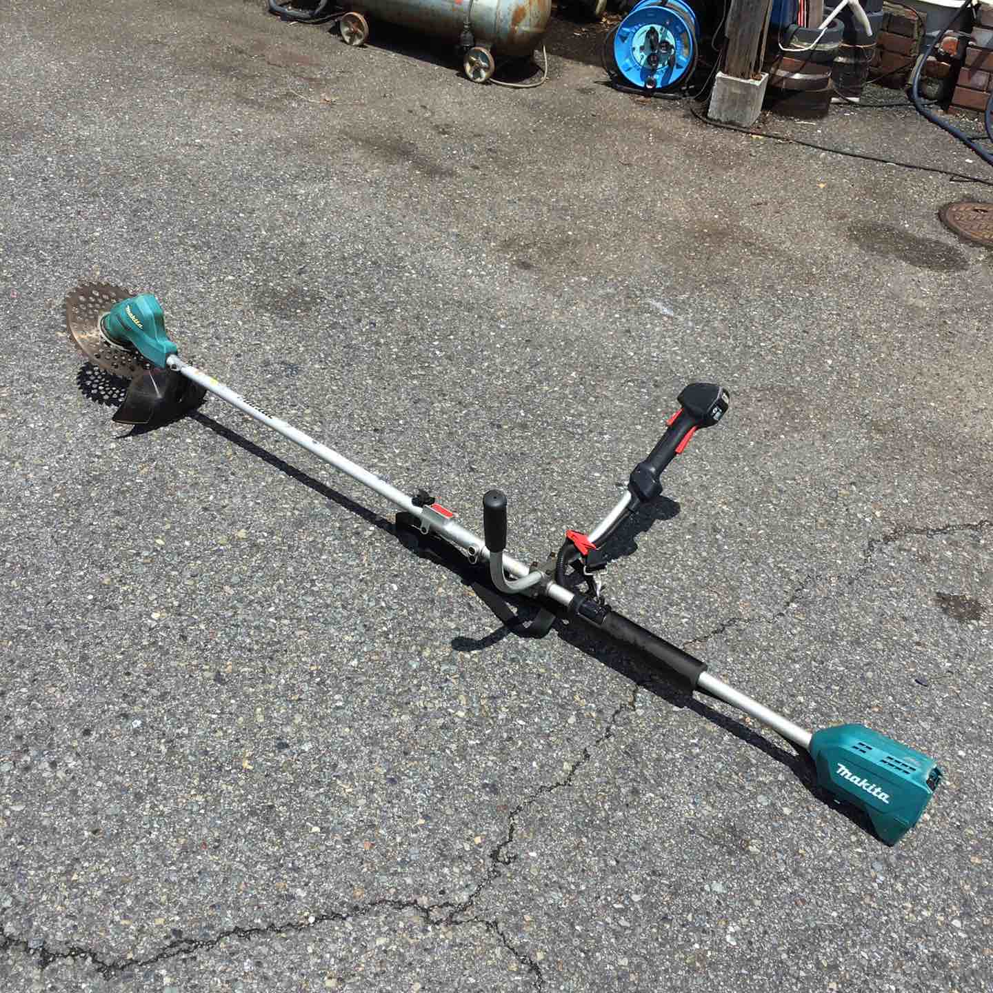 ◇マキタ(makita) コードレス草刈機 MUR186UDZ Uハンドル 分割棹 本体