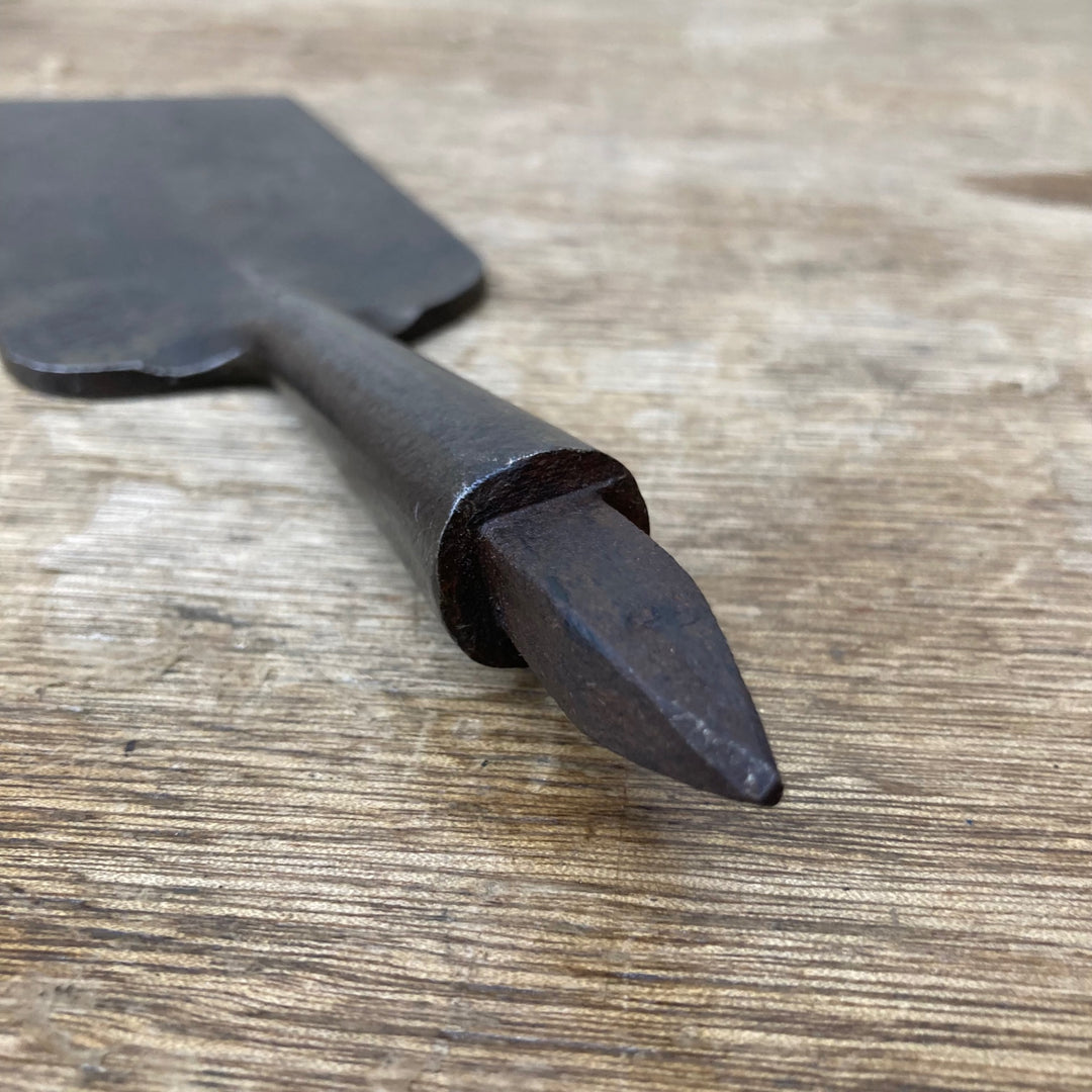 【中古品】作者・銘不明 イスカ鑿？ 下駄屋鑿？ 刻印有 刃幅62mm 柄無し【柏店】