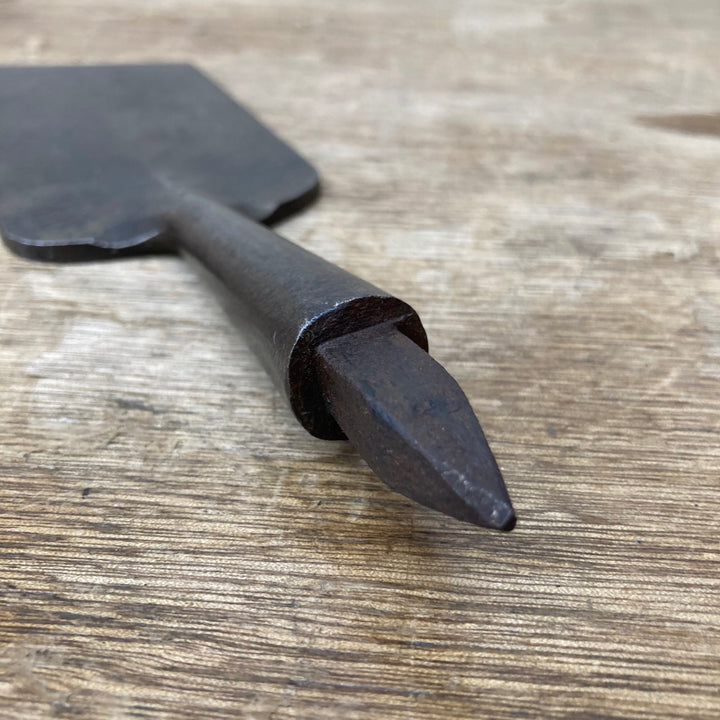 【中古品】作者・銘不明 イスカ鑿？ 下駄屋鑿？ 刻印有 刃幅62mm 柄無し【柏店】