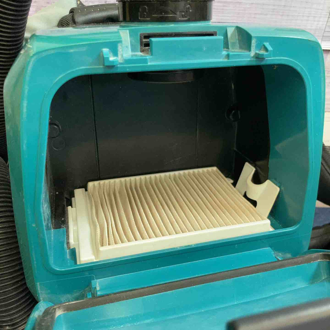 【中古品】☆マキタ(makita) コードレス背負い集じん機 VC260DZ ノズル無し肩紐破れあり【八潮店】