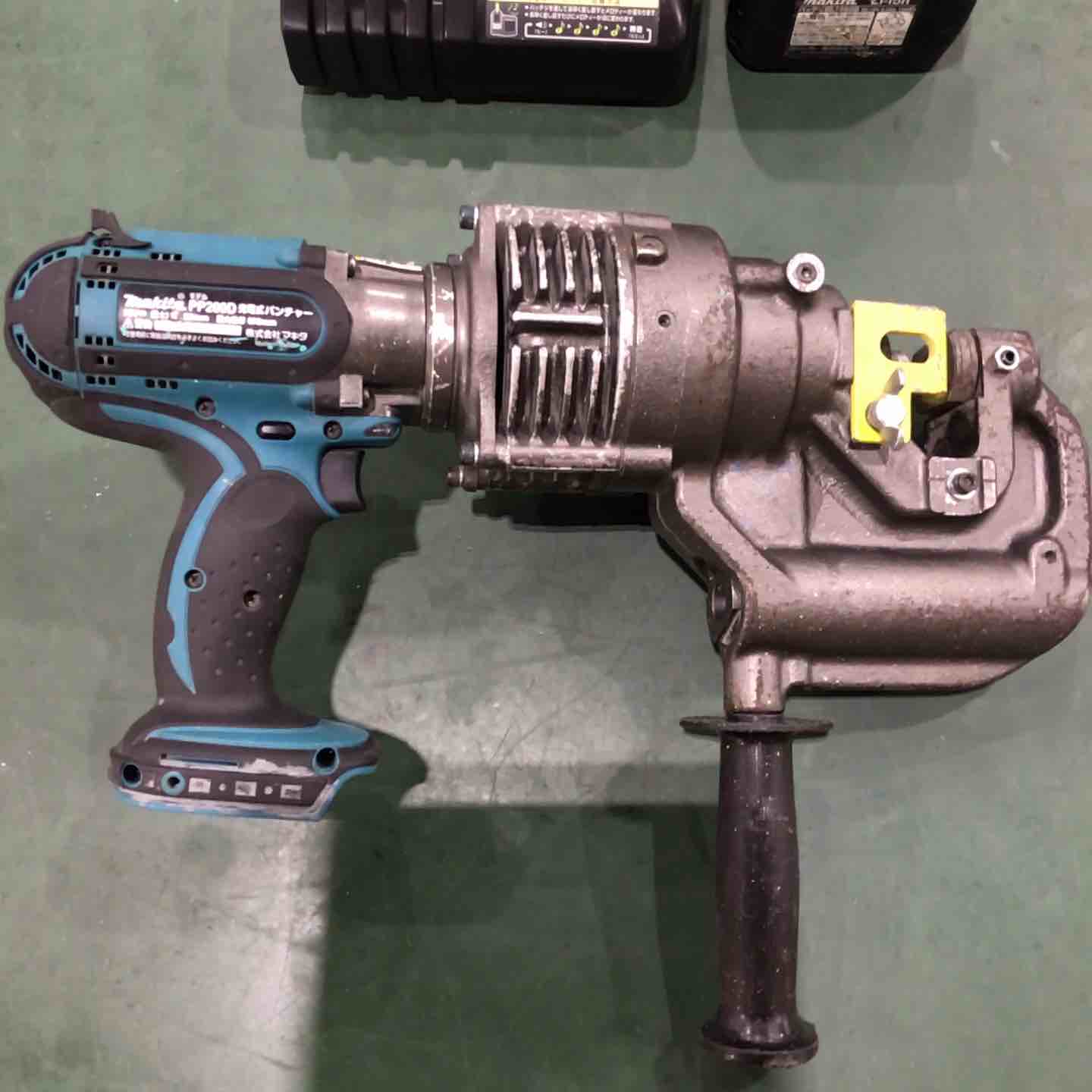 マキタ makita コードレスパンチャー PP200D 本体のみ コマなし【越谷店】 マキタ makita コードレスパンチャー PP200D 本体のみ コマなし