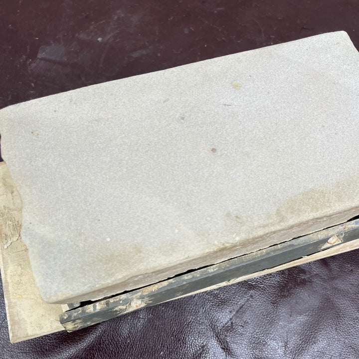 【中古品】天然砥石 産地不明 台座付 6.68㎏ (約W:238H:110D:115) 沼田？ 総本山？【東大和店】
