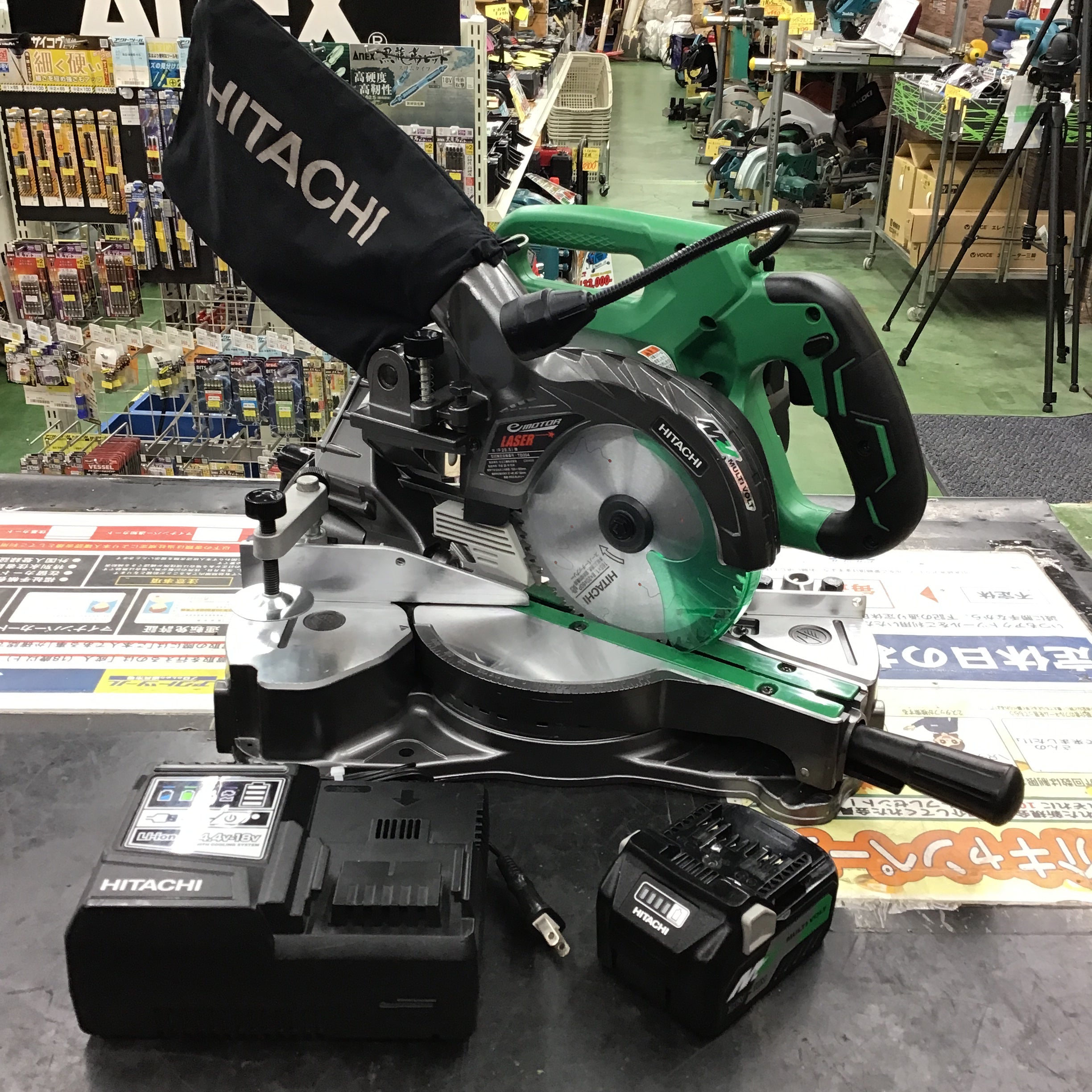 【中古】★日立(現HIiKOKI) マルチボルト（36V）コードレス卓上スライド丸のこ C3606DRA(XP)【桶川店】