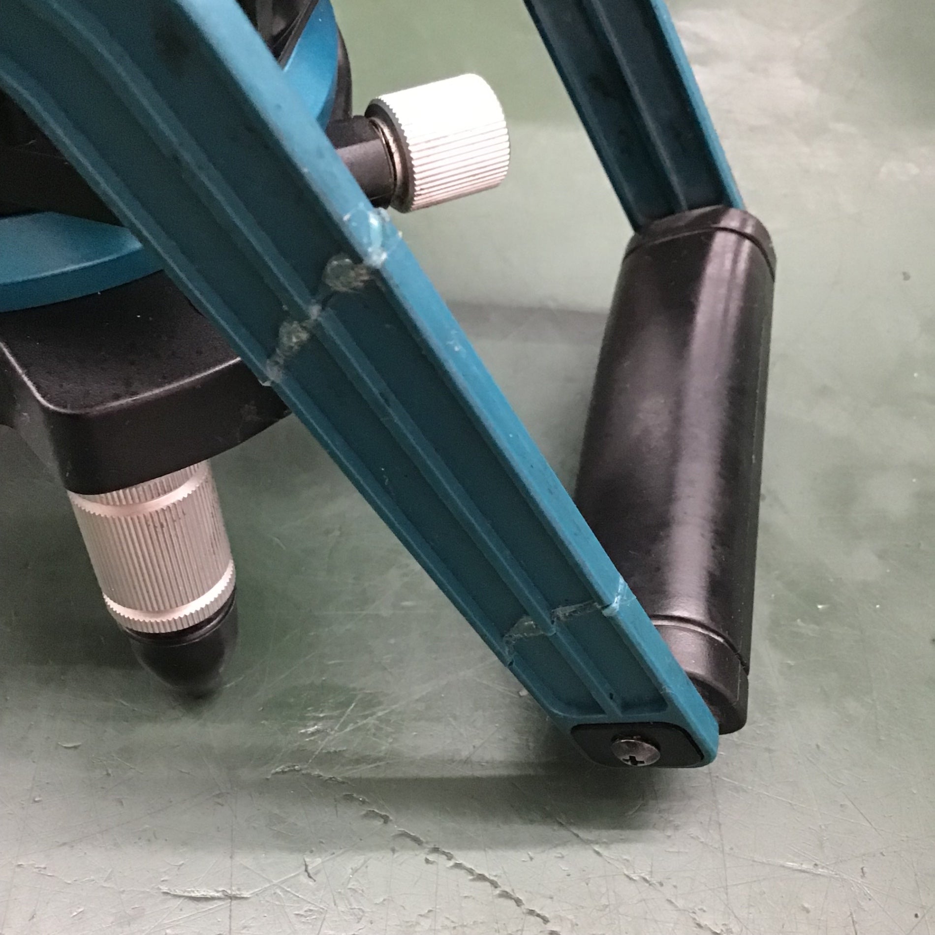 マキタ 充電式グリーンレーザー墨出し器 SK505GDN 【鴻巣店】 – アクト