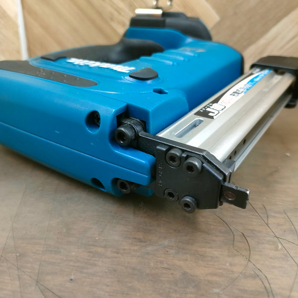 ○マキタ(makita) コードレスタッカ ST120DZK【八潮店】