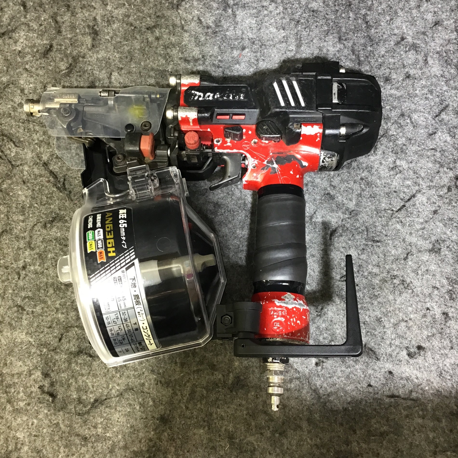 人気SALE100%新品②新品 送料無料 マキタ AN636HM 65mm高圧エア釘打機 コンパクトボデイ 新スパイクスリムノ－ズ 高耐久 低反動 エアダスタ+自動切替付 青 エア釘打機