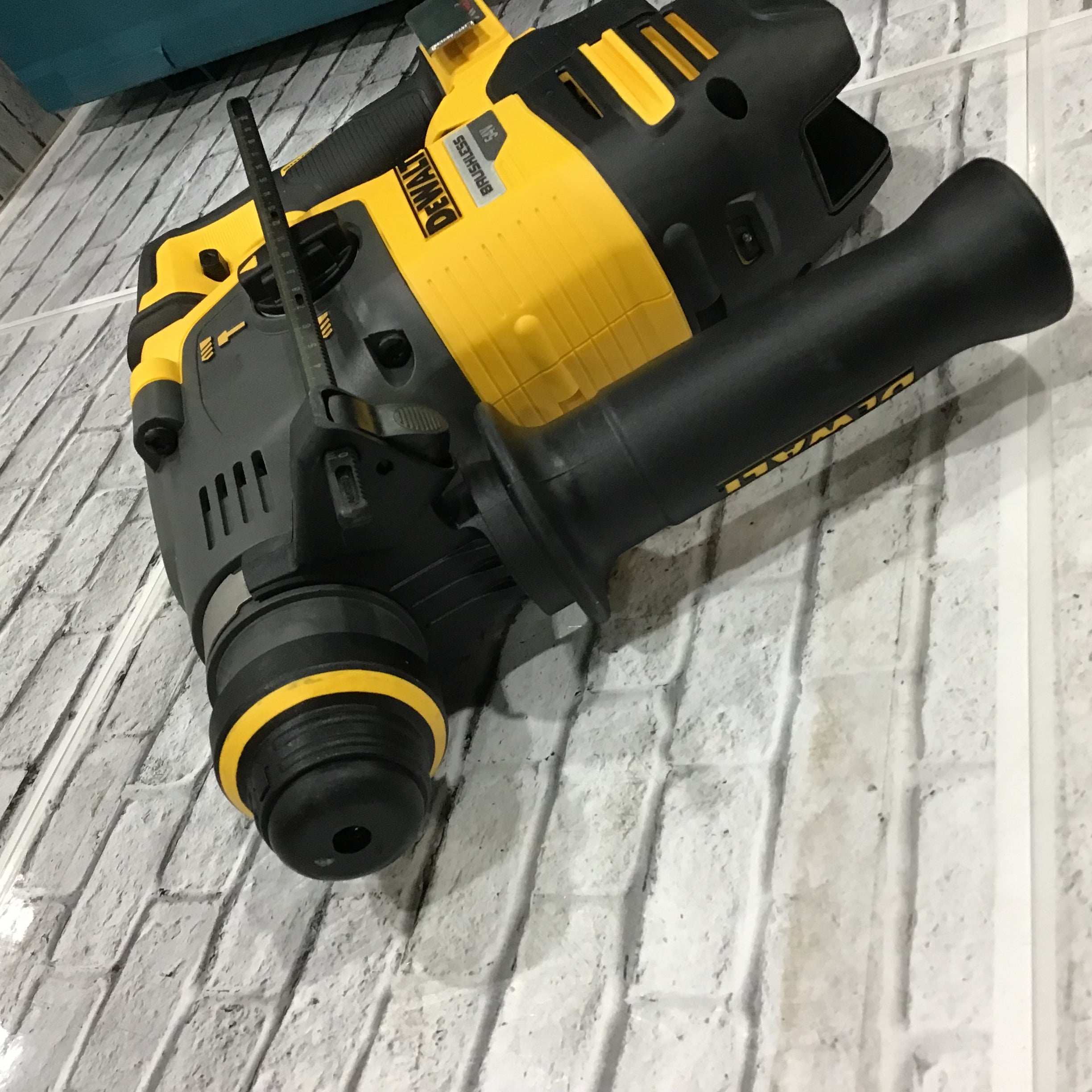 ▽ デウォルト (DEWALT) 54Vコードレスハンマードリル DCH333X2 SDS