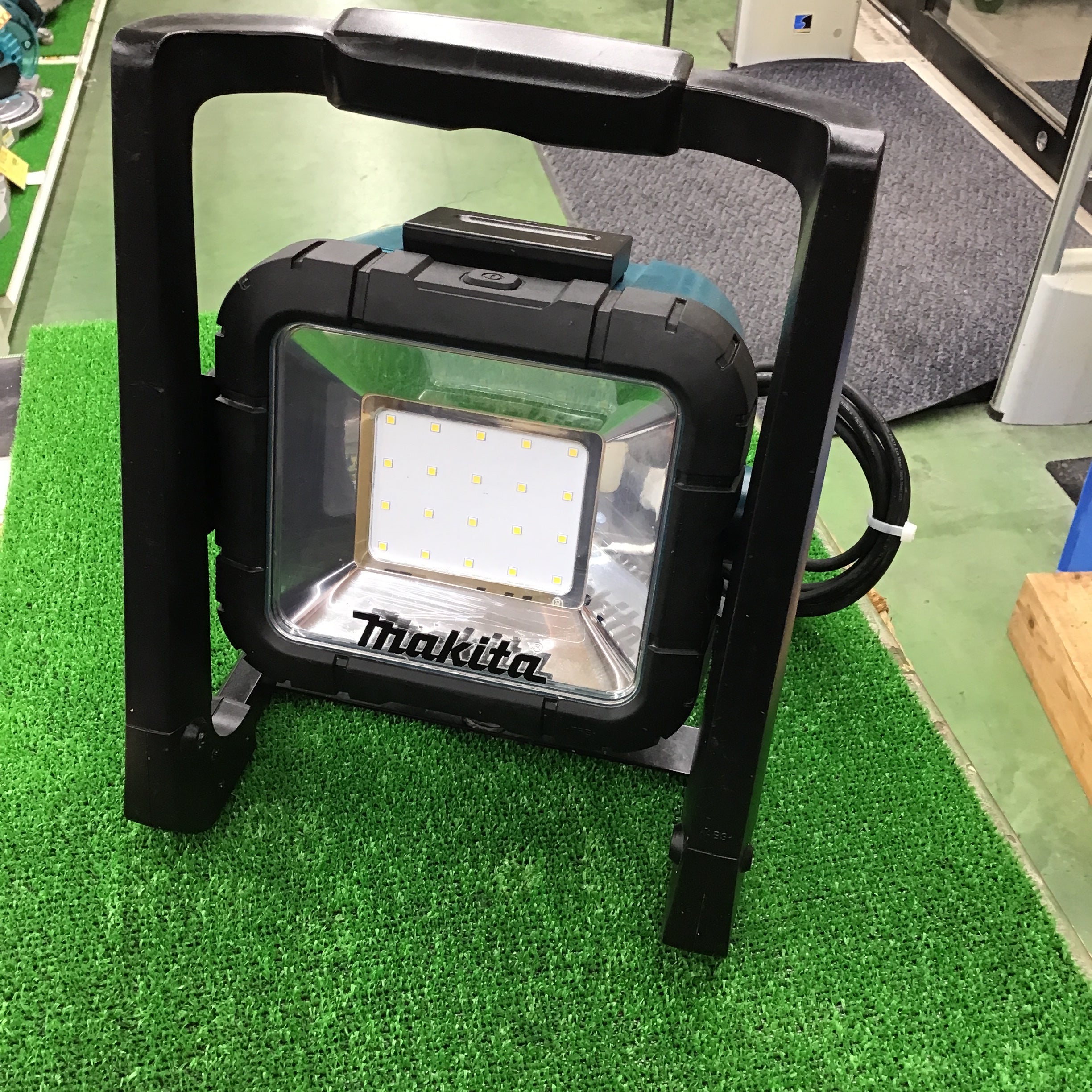 ☆マキタ(makita) コードレスLEDスタンドライト ML805【桶川店